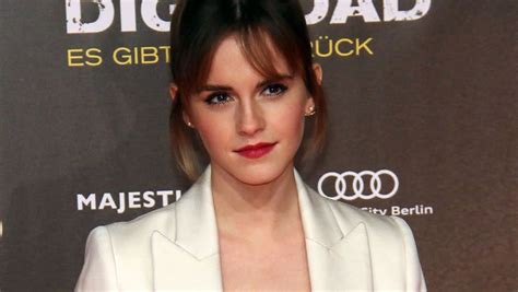 Emma Watson Recalls How Paparazzi Took Photos Up Her Skirt。